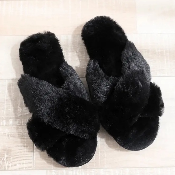 NWOT Women’s cozy open toe solid plush criss cross black slippers size 9/10 - Picture 2 of 5
